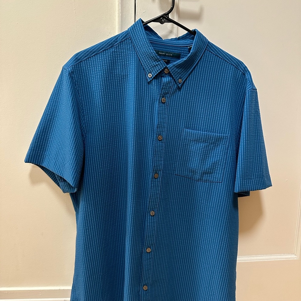 blue seer sucker xl perry ellis shirt, it’s super comfy.